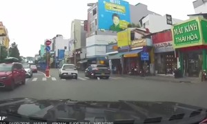 Mời làm việc với tài xế ô tô ép ngã người đi xe máy rồi bỏ chạy ở TPHCM