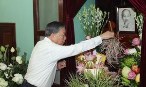 Tổng Bí thư, Chủ tịch nước Tô Lâm dâng hương tưởng niệm Chủ tịch Hồ Chí Minh