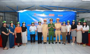 Trao 300 mũ bảo hiểm đến người lao động tại Công ty TNHH May Trấn An