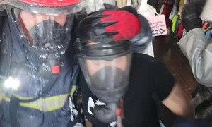 Kịp thời giải cứu 5 người mắc kẹt trong căn nhà cháy ở phố Trần Vĩ