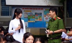 Công an xã Đất Đỏ tuyên truyền phòng, chống ma túy và an toàn giao thông cho hơn 3.000 học sinh, giáo viên