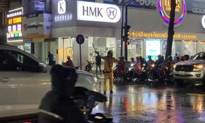 Cảnh sát giao thông TP.HCM đồng hành, giúp người dân lưu thông an toàn trong mùa mưa