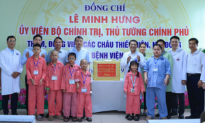 Thủ tướng thăm, động viên, tặng quà Trung thu cho các bệnh nhi điều trị tại bệnh viện