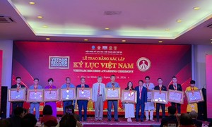Sách “Con đường tương lai” của nhà văn, nhà nghiên cứu Nguyễn Xuân Tuấn được xác lập Kỷ lục Việt Nam
