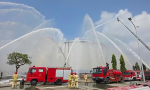 Huy động hàng loạt phương tiện đặc chủng dập “ biển lửa” trong cuộc diễn tập quy mô lớn tại Tổng kho xăng dầu Nhà Bè
