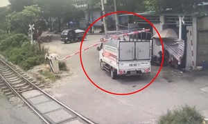 Video tài xế lùi xe tải làm hư hỏng thanh chắn đường sắt, bị phạt 25 triệu đồng