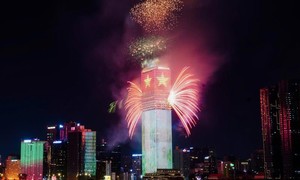 Video: Mãn nhãn màn bắn pháo hoa mừng Quốc khánh tại TPHCM