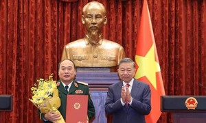 Tổng Bí thư, Chủ tịch nước Tô Lâm trao Quyết định thăng quân hàm Thượng tướng cho đồng chí Lê Quang Đạo
