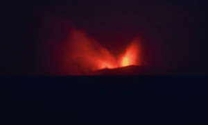 Indonesia: Núi lửa Anak Krakatau phun trào khiến 8 sân bay tạm ngưng hoạt động