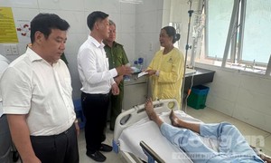 Lãnh đạo phường Tân Sơn Nhì thăm hỏi, trao hỗ trợ cho nạn nhân vụ cháy khách sạn Thuỳ Dương