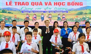 Tiếp sức cho 200 học sinh nghèo miền núi đến trường