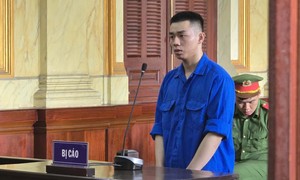 Nữ sinh viên suýt mất mạng vì gặp lại người yêu cũ có máu côn đồ