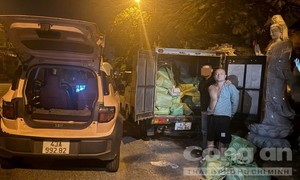 Bắt quả tang đối tượng đang nhận 289 bình khí cười để mang đi bán