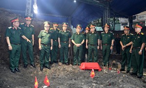 TPHCM: Lãnh đạo Quân khu 7 dâng hương tri ân liệt sĩ tại Công viên Lê Thị Riêng