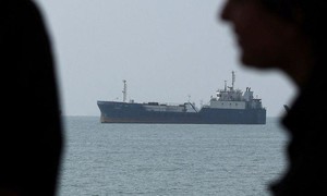 Iran tấn công căn cứ Mỹ tại Jordan và 10 tàu gần eo biển Hormuz