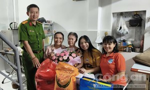 Cụ bà lượm ve chai nhặt được số nữ trang bằng vàng, liền nhờ Công an trả lại cho người đánh mất