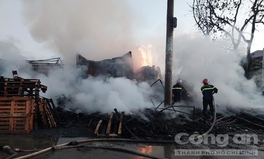 Cảnh sát cứu 6 nạn nhân trong vụ cháy xưởng gỗ ở huyện Bình Chánh