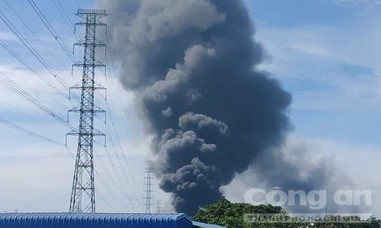 Cháy nhà xưởng ở Bình Dương, đứng xa chục cây số vẫn thấy cột khói