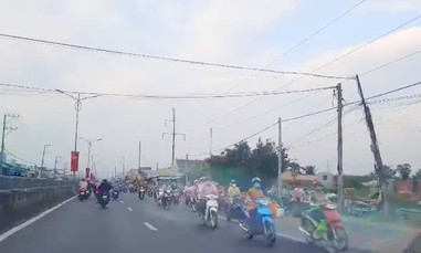 Cận cảnh dòng xe chạy ngược chiều trên QL1A đoạn qua Tiền Giang