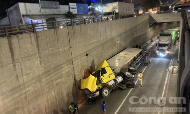 Lại lật xe container trong hầm chui ngã tư Vũng Tàu