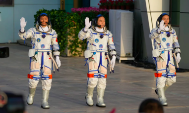 Trung Quốc đưa phi hành gia dân sự đầu tiên lên vũ trụ