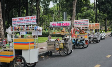Hàng rong bủa vây, xe máy đậu kín lối vào công viên Gia Định