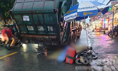 Xe cứu hộ kéo xe chở rác bị hỏng va chạm xe máy khiến 1 một người tử vong