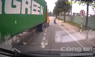 Xe container lạng lách, chèn ép không cho xe khác vượt qua gây bức xúc