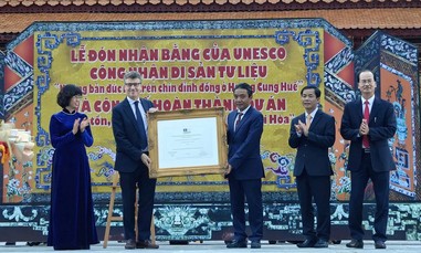 Huế đón bằng UNESCO về Di sản tư liệu “Những bản đúc nổi trên 9 đỉnh đồng”