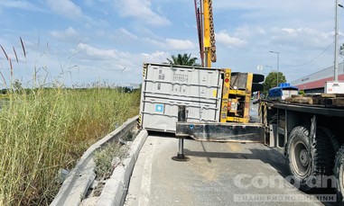 Lại thêm một xe container bị lật ở chân cầu Phú Hữu, TP.Thủ Đức