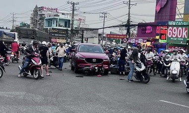 Ô tô du lịch tông liên hoàn 4 xe máy tại giao lộ, nhiều người bị thương