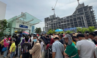 Hàng chục ngàn người đến các ga chờ trải nghiệm metro trong ngày đầu khai thác