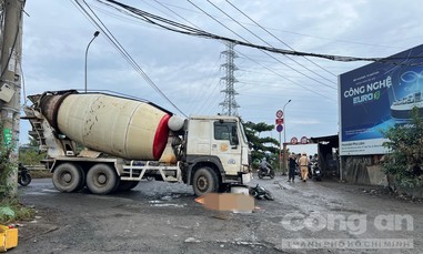 TPHCM: Xe bồn trộn bê tông rẽ phải tông ngã xe máy khiến cô gái tử vong