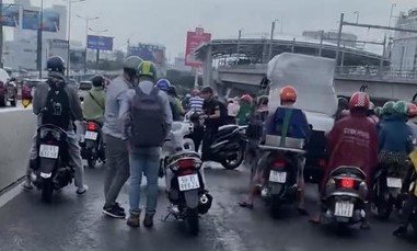 Nhiều người đi xe máy té trên cầu Sài Gòn sau cơn mưa ‘giải nhiệt’