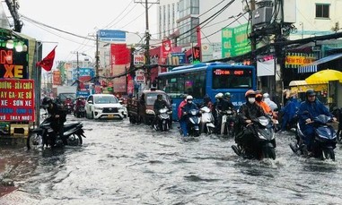 TPHCM còn 18 tuyến đường bị ngập nước do mưa và triều cường