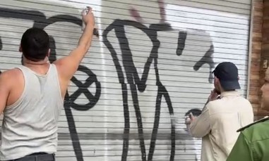 TPHCM: Trục xuất khỏi Việt Nam hai thanh niên nước ngoài vẽ bậy lên tường