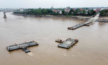 Cầu phao thay cầu Phong Châu đã được lắp đặt, ngày 30/9 xe có thể lưu thông