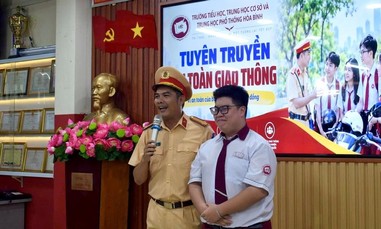 CSGT Công an TPHCM đồng hành rèn phản xạ lái xe an toàn cho học sinh