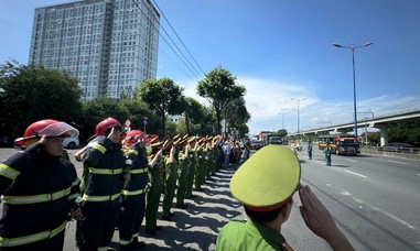Đoàn xe nghi lễ chở hài cốt các liệt sỹ về an táng tại Nghĩa trang liệt sỹ Thành phố