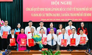 Thành ủy TPHCM công bố và trao các quyết định điều động, bổ nhiệm cán bộ lãnh đạo