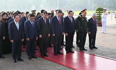 Lãnh đạo Đảng, Nhà nước, các đại biểu Quốc hội vào Lăng viếng Chủ tịch Hồ Chí Minh