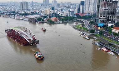 Lai dắt nhịp cầu hơn 3.400 tấn 'vượt biển' về trung tâm TPHCM