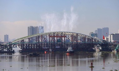 Hợp long thành công cầu đi bộ nối đôi bờ sông Sài Gòn
