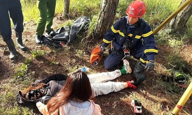 Cảnh sát PCCC-CNCH giải cứu nữ du khách nước ngoài rơi xuống hố sâu 20m