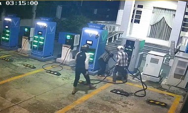 TPHCM: Bắt nhanh nhóm đối tượng gây ra hai vụ cắt trộm dây cáp tại trạm sạc VinFast