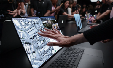 Apple trình làng dòng máy tính xách tay trang bị màn hình cảm ứng đầu tiên của hãng