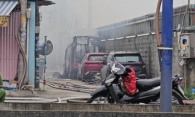 Cảnh sát PCCC ‘tốc hành’ có mặt, phun nước từ nhiều hướng dập tắt đám cháy tại xưởng sản xuất ghế