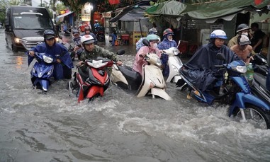 CSGT TPHCM khuyến cáo người dân không cố vượt vùng ngập sâu, nước chảy mạnh