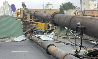 TPHCM: Máy thi công dự án rạch Xuyên Tâm đổ ra đường, may mắn không ai bị thương