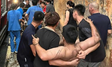 Video Cảnh sát PCCC kịp thời giải cứu người dân trong căn nhà 4 tầng bốc cháy